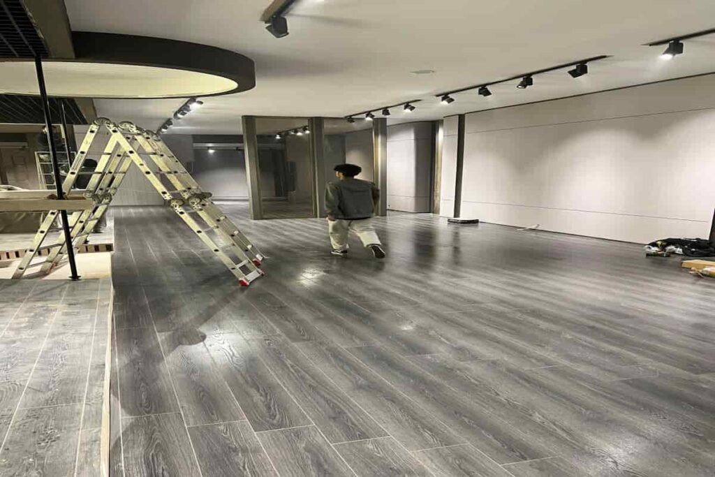 Fuar standında cam ve vitrin temizliği